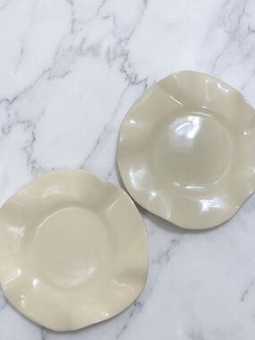 Nima Oberoi Lunares San Francisco Ruffled Enamel Dessert Plates - Set of 2
